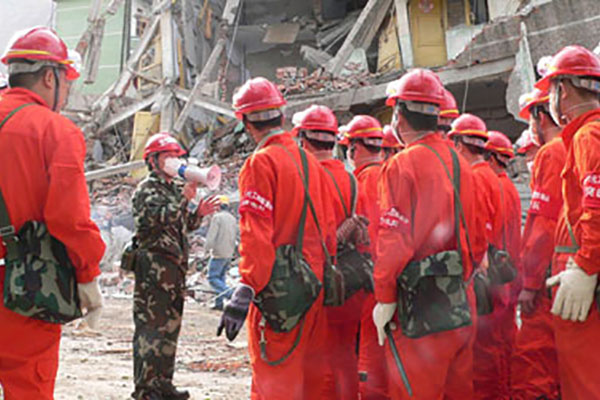 組織救援隊馳援汶川地震災區